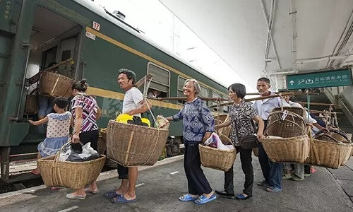 Người dân vui vẻ gánh hàng lên tàu.