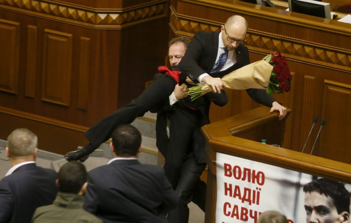 Cựu Thủ tướng Ukraine Arseny Yatseniuk từng bị nghị sĩ Oleg Barna nhấc bổng ra khỏi bục khi đang phát biểu tại Quốc hội hồi tháng 12/2015.