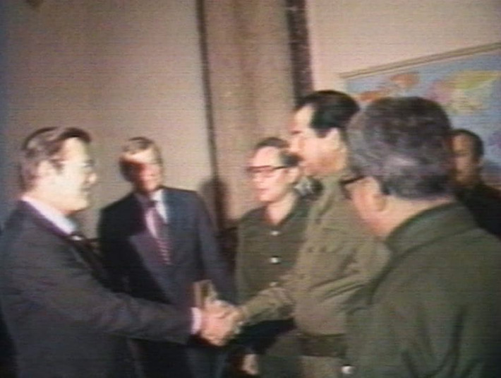 Cựu Bộ trưởng Quốc phòng Mỹ Donald Rumsfeld bắt tay cựu Tổng thống Iraq Saddam Hussein năm 1983 tại thủ đô Baghdad. Khi đó, ông Donald Rumsfeld tới Baghdad để gặp “người bạn mới” của Mỹ trong khu vực.