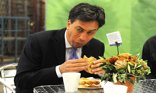 Khoảnh khắc “khó đỡ” của lãnh đạo Công đảng Anh, Ed Milliband, khi ăn bánh sandwich. Bức ảnh sau đó đã được lan truyền với tốc độ “chóng mặt” trên mạng.