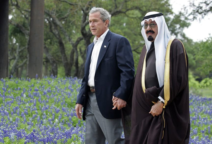 Cựu Tổng thống George W.Bush vừa nắm tay vừa trò chuyện với Thái tử kế vị Ả-rập Xê-út Abdullah (sau này trở thành Quốc vương Abdullah).
