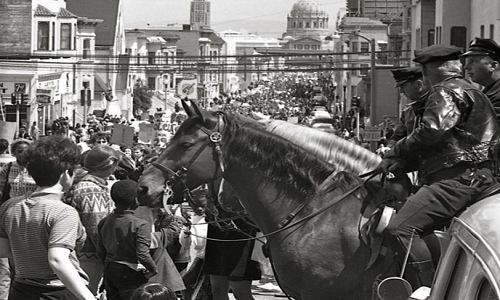 Cảnh sát Mỹ giám sát dòng người biểu tình phản đối Chiến tranh Việt Nam ở San Francisco hồi tháng 4/1967.