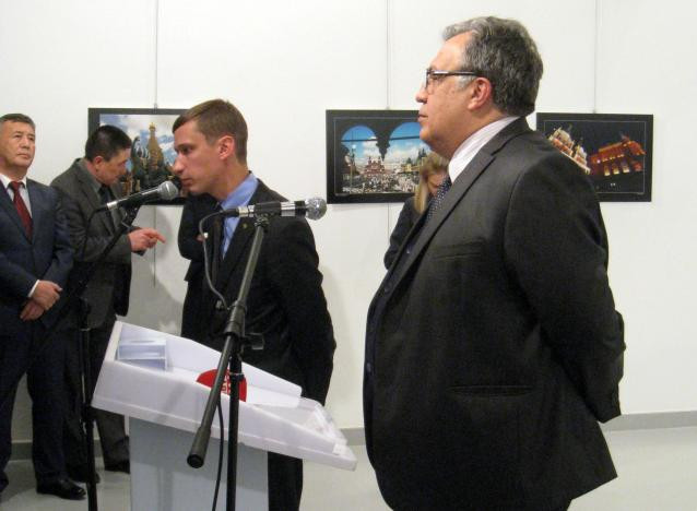 Đại sứ Andrey Karlov phát biểu tại phòng triển lãm nghệ thuật ở thủ đô Ankara trước khi bị bắn tử vong ngày 19/12. Ảnh: Reuters.