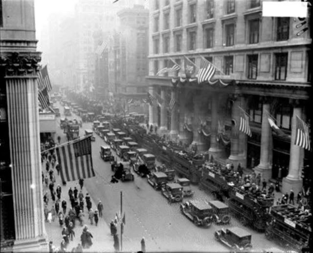Hàng dài xe buýt và taxi ở Đại lộ 5 năm 1924.