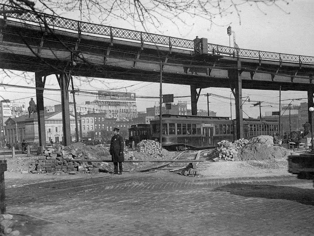 Một cảnh sát đứng gác trên phố Roebling, Brooklyn, năm 1921.