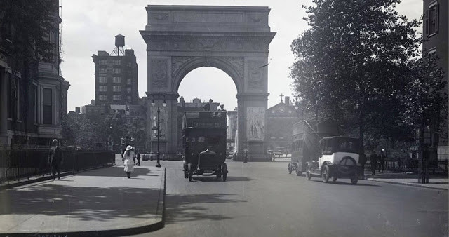 Quang cảnh ở Đại lộ 5 hướng tới Quảng trường Washington năm 1920.