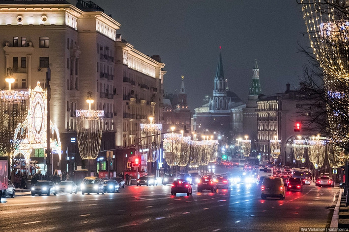 Đường phố Tverskaya ở thủ đô Moscow được trang hoàng đón Năm Mới với những ánh đèn rực rỡ.