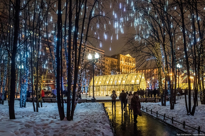 Khu vực Quảng trường Pushkinskaya rực rỡ vào buổi tối.