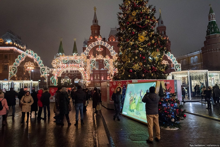 Cây thông Noel lớn được đặt ở khu vực Quảng trường Đỏ.
