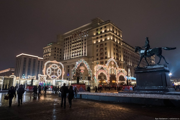 Quang cảnh khu vực ga tàu điện ngầm Okhotny Ryad ở Moscow.