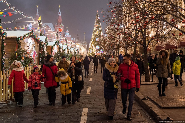 Một con phố tấp nập trong dịp lễ Giáng sinh ở Moscow.
