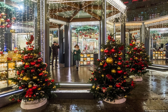 Những cây thông Noel được đặt trước một cửa hàng ở Moscow.