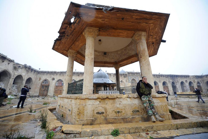 Binh sĩ thuộc lực lượng trung thành với chính quyền Tổng thống Syria Bashar al-Assad bên trong nhà thờ Hồi giáo Umayyad do quân đội Syria kiểm soát tại thành phố Aleppo ngày 13/12/2016.
