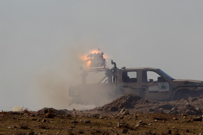 Quân đội Iraq nã pháo về phía các tay súng IS ở phía bắc Mosul. Được biết, các cố vấn quân sự Mỹ đang theo dõi sát sao chiến dịch này.