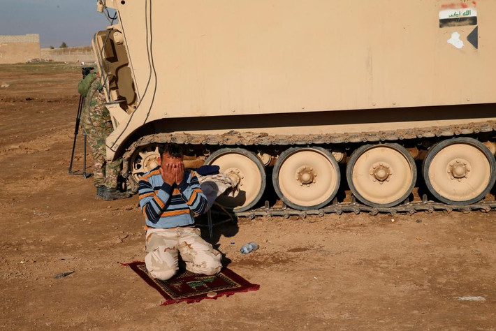 Một binh sĩ Iraq cầu nguyện trên chiến trường Mosul.