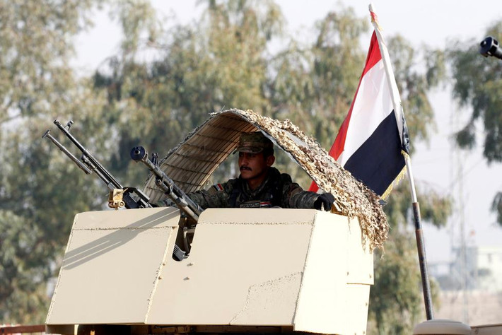 Một thành viên của quân đội Iraq trên xe quân sự trong cuộc giao tranh với IS hôm 29/12.