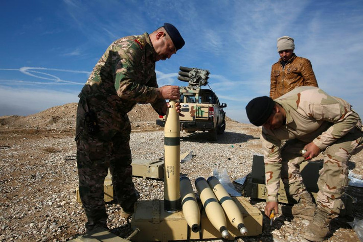 Binh sĩ Iraq kiểm tra vũ khí, đạn dược trong cuộc giao tranh với IS ở phía bắc Mosul hôm 29/12. Hai mặt trận mới đã được mở trong thành phố Mosul.