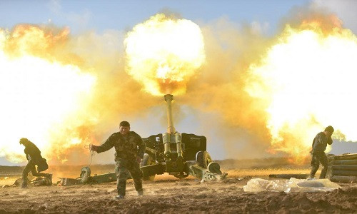 Các lực lượng Iraq bắt đầu bước vào giai đoạn hai của chiến dịch giải phóng Mosul khỏi tay phiến quân IS. Ảnh: Các thành viên của lực lượng tình nguyện Iraq Hashid Shaabi nã pháo về phía căn cứ của IS ở phía tây thành phố Mosul ngày 28/12.