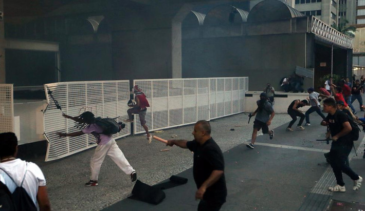 Cảnh hỗn loạn ở lối vào tòa nhà FIESP ở Sao Paolo.