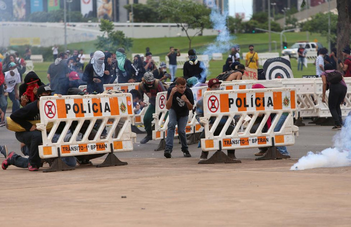 Người biểu tình đụng độ với cảnh sát chống bạo động ở thủ đô Brasilia ngày 13/12.