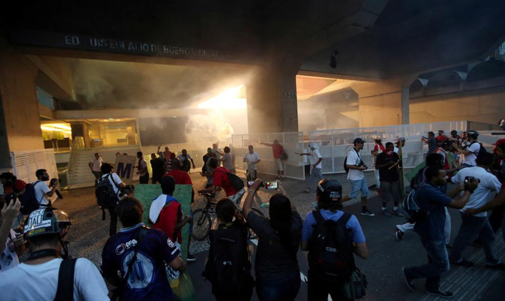 Người biểu tình tập trung trước tòa nhà FIESP ở Sao Paolo, Brazil, ngày 13/12/2016. (Nguồn ảnh: Reuters).