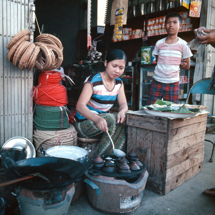 Cô gái tự làm đồ ăn bán cho các thực khách.