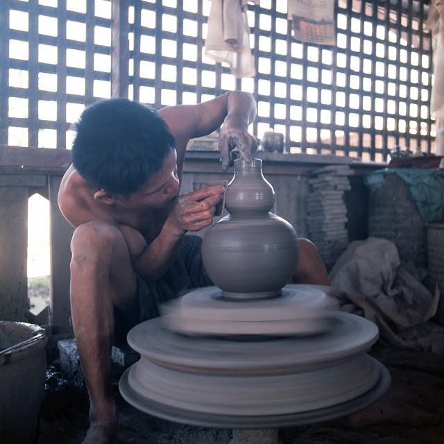 Bên trong một xưởng sản xuất đồ gốm ở đất nước Chùa Vàng cách đây hàng chục năm về trước.
