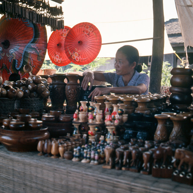 Người phụ nữ ngồi bán hàng trong khu chợ.
