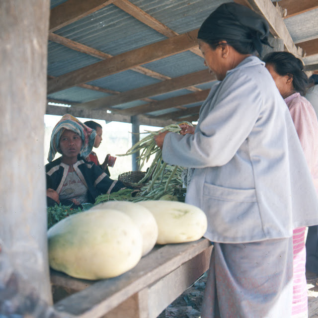 Khu chợ bán rau củ nhộn nhịp người mua.