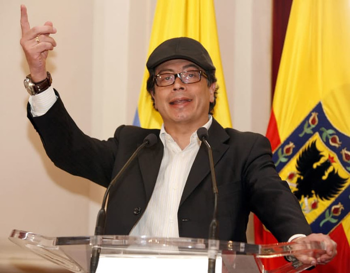 Trong một cuộc phỏng vấn vào năm 2014, Thị trưởng Bogota khi đó là Gustavo Petro tiết lộ các đế chế ma túy ở Colombia từ lâu đã tiếp cận hàng ngũ lãnh đạo cấp cao trong chính phủ.