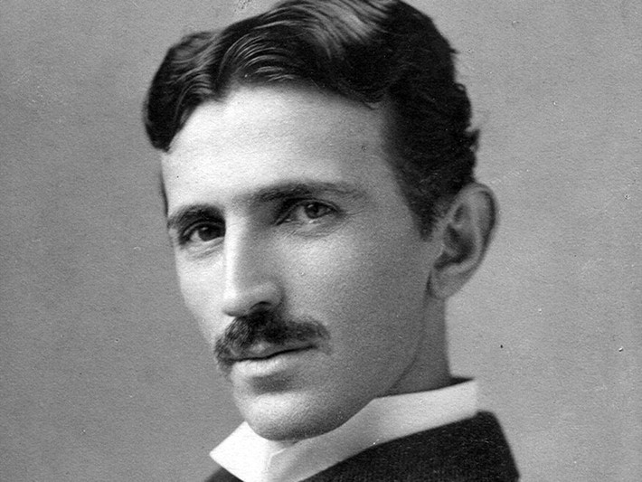 Nhà phát minh Nikola Tesla không bao giờ ngủ quá 2 tiếng một ngày. Ông từng làm việc liên tục 84 tiếng trong phòng thí nghiệm mà không nghỉ.