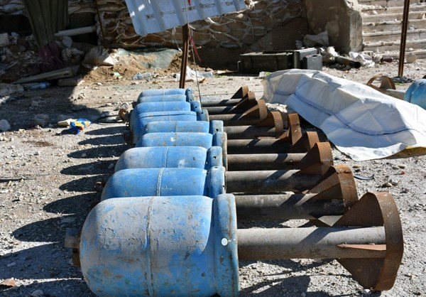 Trong quá trình rà phá bom mìn ở quận Masaken Hanano, phía đông bắc thành phố Aleppo, quân đội Syria đã phát hiện một nhà kho lớn chứa hóa chất độc hại mà nhóm phiến quân bỏ lại.