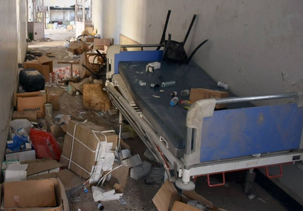 Đồ đạc ngổn ngang bên trong nhà kho hóa chất mà nhóm phiến quân Syria bỏ lại tại quận Masaken Hanano.