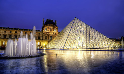 Vốn là một pháo đài và được mở cửa trở thành bảo tàng năm 1973, Louvre là viện bảo tàng nghệ thuật và lịch sử nổi tiếng thế giới, trưng bày nhiều tác phẩm nghệ thuật quý giá. Ảnh: Flavourmag.