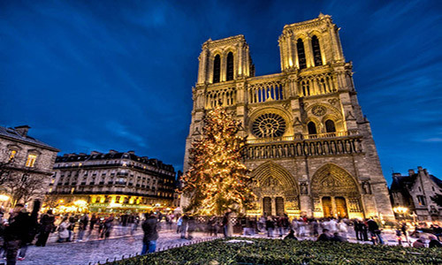Nằm ngay bên cạnh dòng sông Seine, Nhà thờ Đức bà Paris là một công trình văn hóa nổi tiếng, mang tính lịch sử ở Pháp. Đây cũng được coi là một kiệt tác của lối kiến trúc Gothic. Ảnh: Yallabook.