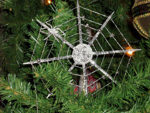 Tại Ukraine và Đức, người dân trang trí cây thông Noel bằng mạng nhện bạc như thế này với hy vọng sẽ mang lại may mắn.
