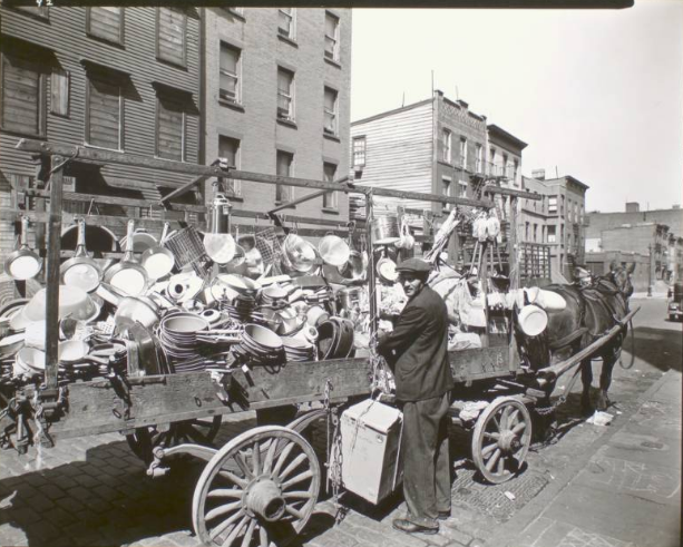 Một người đàn ông bán hàng rong trên đường phố Brooklyn năm 1936.