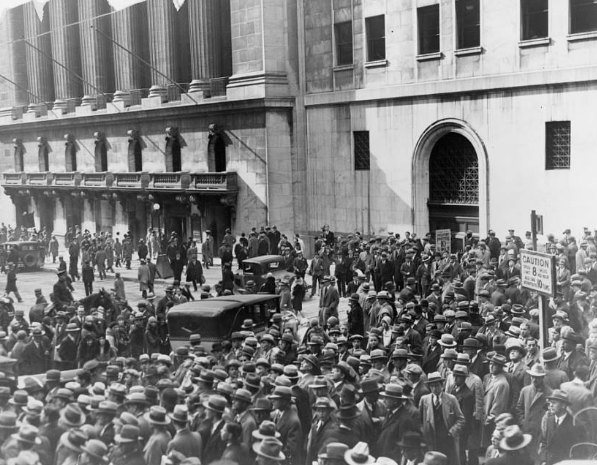 Đám đông tập trung bên ngoài Sở Giao dịch Chứng khoán New York trong thời kỳ Đại khủng hoảng 1929-1933.