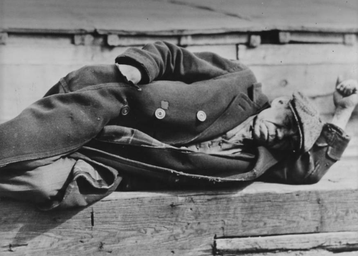 Một người đàn ông thất nghiệp nằm ngay trên đường phố New York vào khoảng năm 1935.