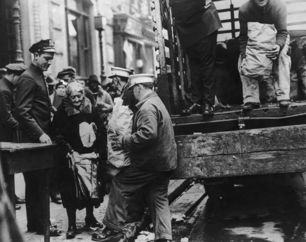 Một cụ già nhận đồ viện trợ dịp Lễ Tạ ơn hồi năm 1930.