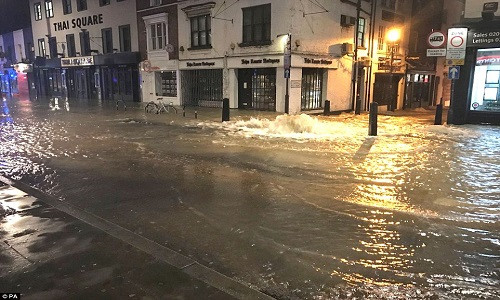 Daily Mail đưa tin ngày 5/12, một đường ống nước bị vỡ đã gây ra tình trạng ngập lụt kinh hoàng ở London, khiến hơn 100 người dân phải sơ tán.