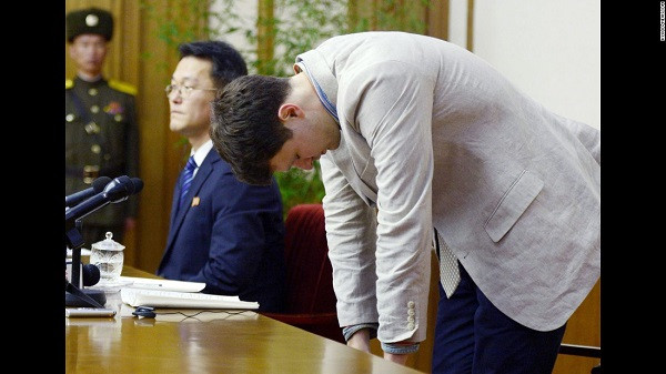 Sinh viên người Mỹ Otto Frederick Warmbier cúi đầu trong một cuộc họp báo ở thủ đô Bình Nhưỡng, Triều Tiên, ngày 29/2. Ngày 16/3, Tòa án Tối cao Triều Tiên đã tuyên phạt Otto Frederick Warmbier 15 năm lao động khổ sai với tội danh chống phá nhà nước Triều Tiên.