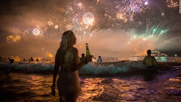 Ngày 1/1, pháo hoa sáng rực bầu trời bãi biển Copacabana ở thành phố Rio de Janeiro, Brazil, vào dịp Năm Mới. Có thể nói, nhiều sự kiện thế giới nổi bật đã xảy ra trong 3 tháng đầu năm 2016.