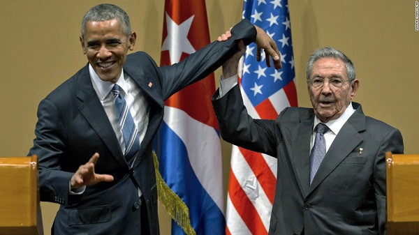 Chủ tịch Cuba Raul Castro giơ cao cánh tay của Tổng thống Mỹ Barack Obama vào cuối buổi họp báo ở thủ đô La Habana, Cuba, ngày 21/3. Dù Tổng thống Obama và Chủ tịch Castro đều thừa nhận những bất đồng sâu sắc giữa hai nước về vấn đề tù nhân chính trị hay cải cách kinh tế, các nhà lãnh đạo đã thảo luận về lệnh cấm vận kinh tế mà cả Mỹ và Cuba đều muốn gỡ bỏ.