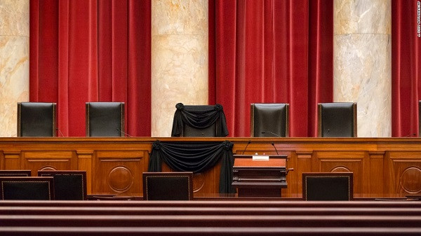 Chiếc ghế của Thẩm phán Tòa án tối cao Mỹ Antonin Scalia được treo dải băng đen hôm 16/2. Thẩm phán Antonin đã qua đời vào ngày 13/2 ở tuổi 79.