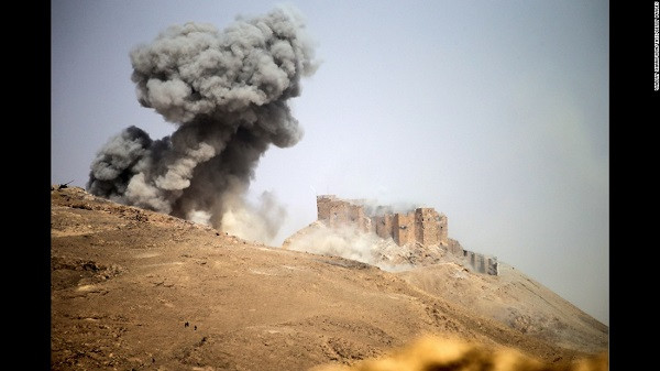 Khói bốc lên tại thành phố cổ Palmyra, Syria, hôm 25/3. Các lực lượng ủng hộ chính phủ Syria đã giành lại quyền kiểm soát thành phố cổ này từ tay phiến quân IS vài ngày sau đó. (Nguồn ảnh: CNN).