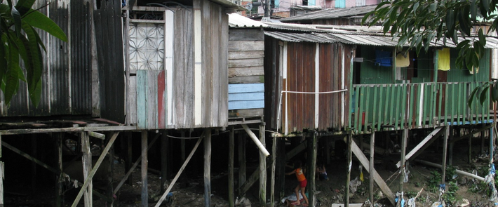 Những ngôi nhà ở thị trấn Manaus Amazonia của Brazil được xây dựng trên....bãi rác. (Nguồn ảnh: Daily Mail)