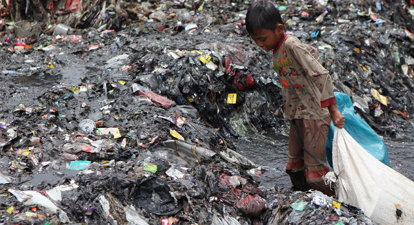 Thủ đô Jakarta của Indonesia có dân số khoảng 10 triệu người. Ít nhất 6.250 tấn rác được xả ra thành phố này mỗi ngày.