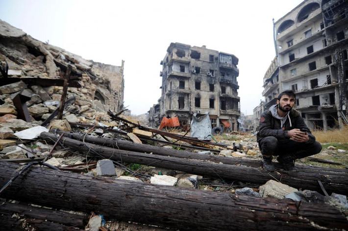 Theo các điều kiện đầu hàng, vào lúc 5 giờ sáng hôm nay (giờ Damascus), quân đội Syria sẽ cung cấp phương tiện vận chuyển cho phiến quân và thường dân muốn rời Đông Aleppo đến khu vực ngoại ô Rashiddeen 4 ở phía tây nam thành phố Aleppo. Ảnh: Một người đàn ông Syria ngồi giữa đống đổ nát gần nhà thờ Umayyad.
