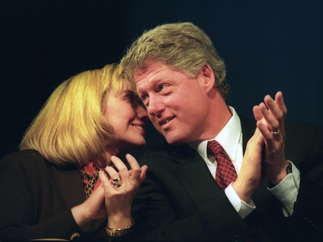 Tổng thống Bill Clinton và vợ Hillary Clinton trong bữa tiệc tối vài ngày trước khi ông chính thức nhậm chức năm 1993.